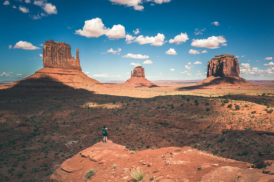 person, stående, Grand, canyon, buske, klint, skyer, ørken, tør, høj vinkel skud, landskab, bjergkæde, bjerge, natur, himmel, solo, kvinde, scenics, rock-objekt, udendørs, sky - himmel, rejsemål, skønhed i naturen, dag, scenics - natur, klippe, miljø, rock formation, solid, geologi, ikke-urbane scene, jord, vante, rejse, ro, turisme, halvtørre, klima, eroderet, Vilde vest, sandsten, 4K
