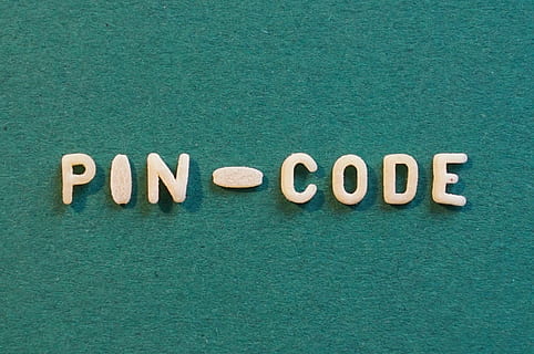 ilustracja kodu PIN, tekst, kołek, kod, komputer, wkład, bezpieczeństwo, pismo zachodnie, porozumiewanie się, Wielka litera, zielony kolor, wewnątrz, żadnych ludzi, martwa natura, studio strzał, zbliżenie, list, Edukacja, alfabet, pojedyncze słowo, układ, kolorowe tło, stół, wysoki kąt widzenia, pozytywne emocje, grupa obiektów, w kolorze turkusowym, 1080P, CC0, domena publiczna, darmowe zdjęcia