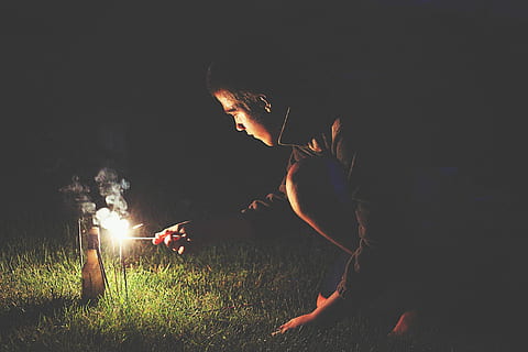 uomo, fuoco, bastone, campo d'erba, notte, erba, campo, di notte, all'aperto, persone, natura, estate, donne, stili di vita, giovane adulto, femmine, uomini, luce del sole, campeggio, fuoco di bivacco, bambino, solo bambini, ardente, fuoco - fenomeno naturale, fiamma, due persone, movimento, pianta, terra, adulto, calore - temperatura, persone reali, illuminato, lunghezza intera, 5K, CC0, dominio pubblico, privo di copyright