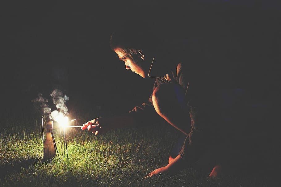 uomo, fuoco, bastone, campo d'erba, notte, erba, campo, di notte, all'aperto, persone, natura, estate, donne, stili di vita, giovane adulto, femmine, uomini, luce del sole, campeggio, fuoco di bivacco, bambino, solo bambini, ardente, fuoco - fenomeno naturale, fiamma, due persone, movimento, pianta, terra, adulto, calore - temperatura, persone reali, illuminato, lunghezza intera, 5K