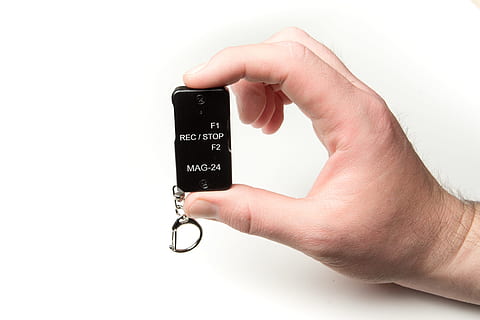dictafoon, digitaal, zwart, menselijke hand, menselijk lichaamsdeel, studio opname, bezit, detailopname, mensen, hand-, een persoon, communicatie, witte achtergrond, vinger, menselijke vinger, lichaamsdeel, binnenshuis, tekst, westers schrift, volwassen, zwarte kleur, persoonlijk perspectief, echte mensen, persoonlijk accessoire, 4K, CC0, publiek domein, royaltyvrij