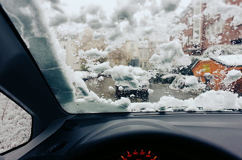 Fahren im Schnee, einfahren, Schnee, andere, Auto, Winter, Transport, Windschutzscheibe, Landfahrzeug, Wetter, kalte Temperatur, keine Leute, Fahren, Fenster, Fahrzeuginnenraum, Glas - Material, Autoinnenraum, Kraftfahrzeug, Transportmittel, Natur, drinnen, transparent, Schalttafel, Tag, Instrumententafel, Reise, Auto Sicht, schneit, 4K, CC0, gemeinfrei, lizenzfrei
