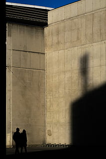 dos, silueta, persona, en pie, pared, personas, marrón, edificio, arquitectura, estructura, una pared, hormigón, estructura construida, exterior del edificio, dos personas, ciudad, gente real, pared - característica de la construcción, gente, hombres, estilos de vida, naturaleza, al aire libre, sombra, día, mujer, adulto, luz del sol, unión, pareja - relación, 5K, CC0, dominio público, libre de derechos