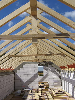 architectuur, door te kijken, hel, bouwindustrie, bouwplaats, constructie frame, ingebouwde structuur, incompleet, dak, dakbalk, hout, hout - materiaal, gebouw - activiteit, bouwmateriaal, huis, huisbezit, industrie, nieuwe, woningbouw, woongebouw, buitenkant van het gebouw, binnenshuis, afwezigheid, plafond, geen mensen, dag, grote groep objecten, metaal, gebouw, patroon, lage hoekweergave, natuur, zonlicht, 1080P, CC0, publiek domein, royaltyvrij