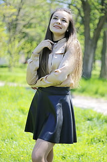 studentów, badanie, olimpiadnye, jedna osoba, długie włosy, roślina, trzy czwarte długości, włosy, fryzura, młody dorosły, młode kobiety, prawdziwi ludzie, spędzania wolnego czasu, na stojąco, kobiety, skupić się na pierwszym planie, styl życia, wylądować, piękno, pole, dzień, drzewo, patrząc na aparat, śliczna kobieta, na dworze, 5K, CC0, domena publiczna, darmowe zdjęcia