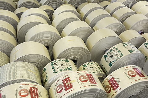 telai, polipropilene, pacchi, lenzuola, grande gruppo di oggetti, sfondi, preparativi, fotogramma intero, nessuno, abbondanza, natura morta, di fila, avvicinamento, ordine, in casa, pila, numero, cibo e bevande, contenitore, ripetizione, vino, attività commerciale, modello, comunicazione, esposizione al dettaglio, 5K, CC0, dominio pubblico, privo di copyright