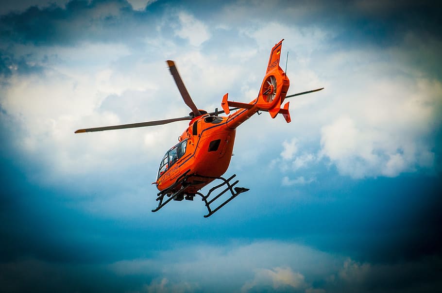 taronja, helicòpter, aire, vermell, rotor, servei d’ambulància, helicòpter de rescat, rescat d’accidents, pales del rotor, emergència, rescat, helicòpter ambulància, primers auxilis, volar, utilitzar, vehicle aeri, volant, manera de transport, transport, avió, cel, núvol - cel, naturalesa, a l'aire, moviment, hèlix, en moviment, accidents i desastres, vista d’angle baix, a l'aire lliure, gent, tecnologia, indústria aeroespacial, 4K