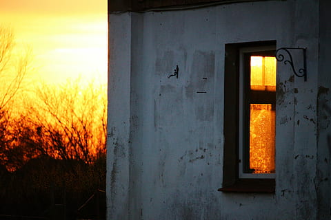 vindue, sol, solnedgang, bygning, facade, spejling, lys, Abendstimmung, orange farve, ingen mennesker, udendørs, belyst, tæt på, arkitektur, himmel, bygget struktur, natur, bygning udvendig, varme - temperatur, hus, plante, ro, vand, skumring, brand - naturligt fænomen, jord, ild, 5K, CC0, offentligt domæne, royaltyfrie