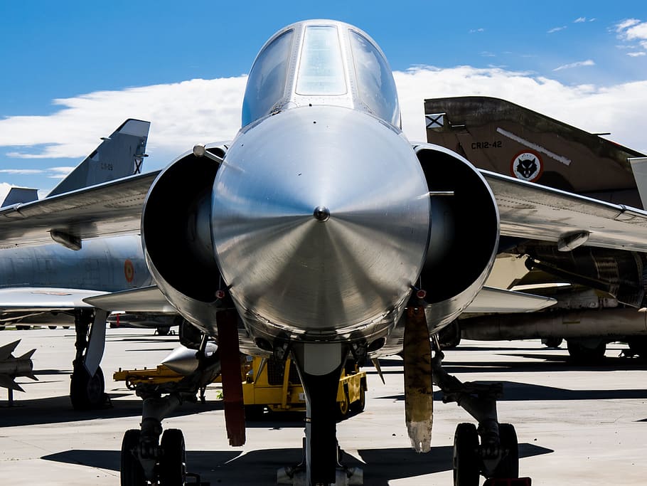 avió gris, avions, combat, guerra, volar, exèrcit, defensa, avions de combat, jet, militar, caça, avió, vehicle aeri, transport, aeroport, mode de transport, viatge aeri, avió comercial, llocs de viatges, jet - band, cel, viatjar, indústria aeroespacial, volant, manera de transport, naturalesa, dia, llum solar, núvol - cel, cap gent, a l'aire lliure, vista frontal, blau, ala dels avions, pista d’aeroport, transport públic, 2K