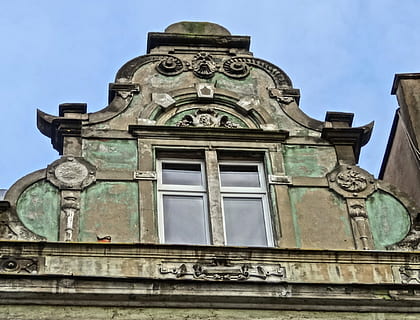 timpano, frontone, architettura, facciata, esterno, costruzione, tetto, Inquadratura dal basso, struttura costruita, esterno dell'edificio, cielo, giorno, nessuno, natura, rappresentazione, arte e artigianato, religione, storia, all'aperto, finestra, rappresentazione umana, il passato, scultura, spiritualità, ornato, 720P, CC0, dominio pubblico, privo di copyright