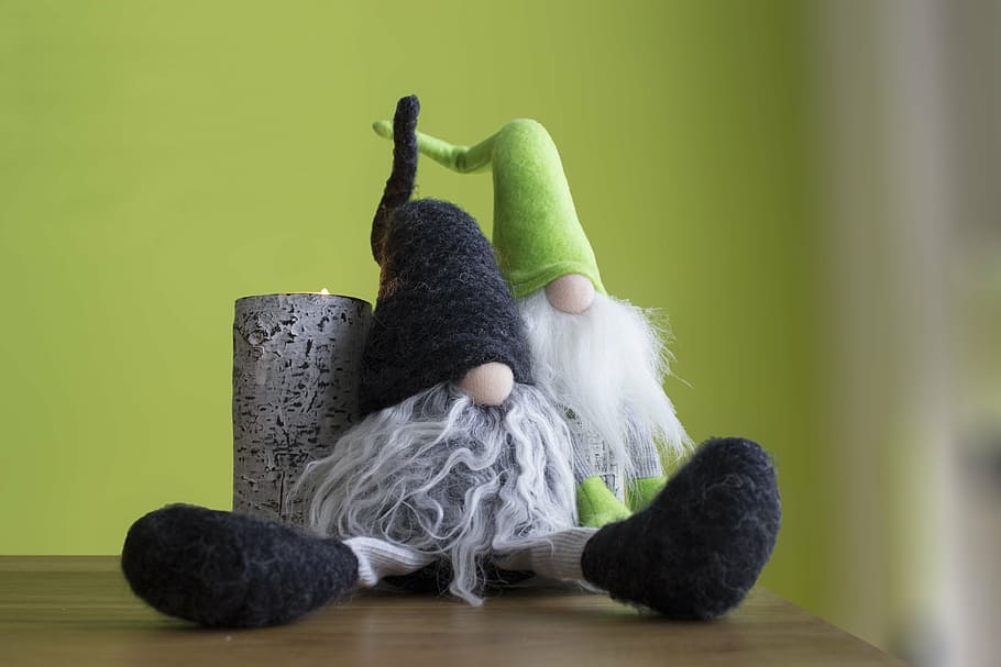 imp, dværg, figur, grøn, deco, hanner, stof, dekoration, lemmer, menneskelige arm, arme hævet, menneskelig kropsdel, indendørs, kun en kvinde, fuld længde, en person, mennesker, lavt afsnit, grøn farve, repræsentation, ingen mennesker, studio skud, tøjdyr, legetøj, kreativitet, træ - materiale, Kunst og håndværk, farvet baggrund, stilleben, grå, grøn baggrund, materiale, 5K