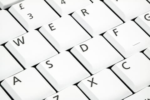 chiavi, tastiera, avvicinamento, computer, lettere, dominio pubblico, digitando, tecnologia, tastiera del computer, tasto del computer, Internet, il computer portatile, attività commerciale, comunicazione, bianca, pc, girato in studio, sfondi, attrezzatura informatica, testo, lettera, parte del computer, in casa, nessuno, numero, fotogramma intero, alfabeto, connessione, Colore bianco, carta, 4K, CC0, dominio pubblico, privo di copyright