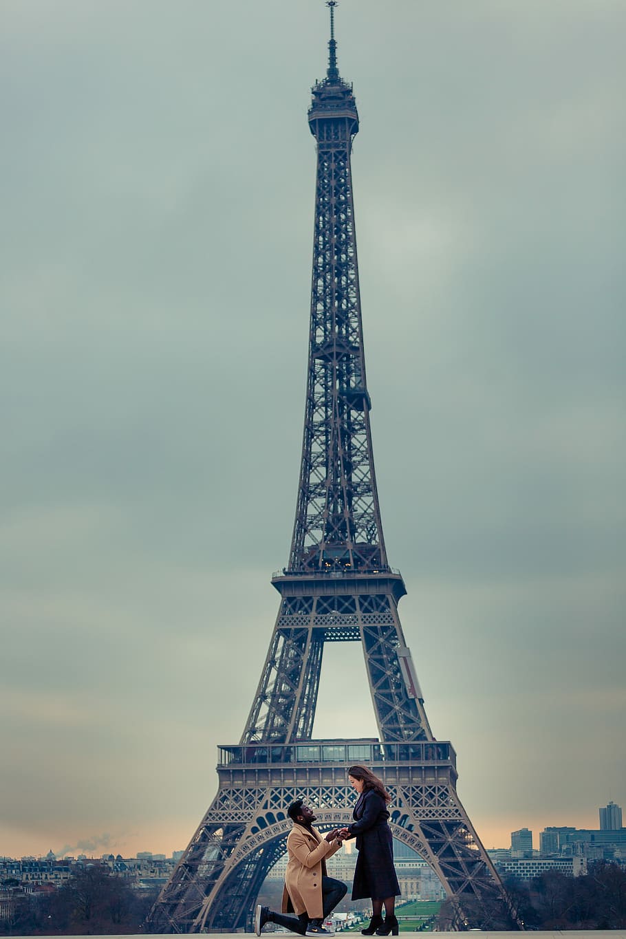 forslag i paris, mand, foreslår, foran, Eiffeltårnet, foreslå, engagement, forslag, afro amerikaner, arkitektur, rejsemål, tårn, turisme, bygget struktur, by, rejse, høj - høj, rigtige mennesker, himmel, bygning udvendig, historie, fortiden, mennesker, herrer, livsstil, natur, to personer, udendørs, par - forhold, jern - metal, 5K