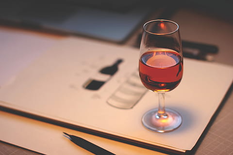 clar, Copa de vi, vermell, licor, vidre de tija curta, blanc, paper, vidre, vi, beure, rosa, art, alcohol, refresc, menjar i beguda, taula, copa, equipament per a la llar, cap gent, portàtil, ordinador, comunicació, a l'interior, vi rosat, negocis, tecnologia sense fils, primer pla, centrar-se en primer pla, vi negre, 5K, CC0, domini públic, lliure de regalies