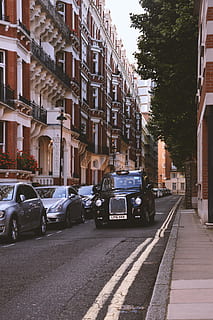 nero, classico, auto, grigio, superiore, strada, accanto, grattacielo, calcestruzzo, costruzione, giorno, macchina classica, strada migliore, scena urbana, città, traffico, architettura, esterno dell'edificio, vita di città, struttura costruita, all'aperto, paesaggio urbano, Casa, mezzi di trasporto, via della città, veicolo a motore, modo di trasporto, veicolo terrestre, quartiere residenziale, natura, albero, parcheggio, direzione, nessuno, 5K, CC0, dominio pubblico, privo di copyright