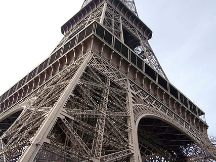 eiffel, tower, Torre Eiffel, paris, eiffel, torre, França, referència, famós, històric, símbol, turisme, europa, Europeu, viatjar, arquitectònic, arquitectura, parís, França, lloc famós, arquitectura i edificis, llocs de viatges, punts de referència, destinacions de viatge, estructura construïda, referent internacional, monument, escena urbana, cel, ciutat, història, vista d’angle baix, exterior de l'edifici, naturalesa, pont, arc, alta - alta, el passat, cap gent, connexió, pont - estructura feta per l'home, dia, pont d’arc, 720P, CC0, domini públic, lliure de regalies