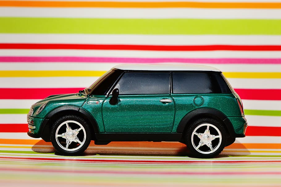 Mini cooper, automàtic, model, vehicle, mini, verd, cotxe, vehicle terrestre, vermell, roda, transport, velocitat, cotxe de joguina, manera de transport, automòbil, joguina, cap gent, a l'interior, estil retro, multicolor, tir de l'estudi, cotxe d'època, color verd, sol objecte, dia, dos objectes, 5K