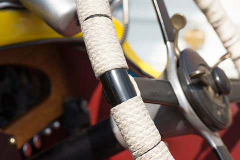volante, auto, vecchi tempi, classico, bianca, avvicinamento, nessuno, attrezzatura, mezzi di trasporto, messa a fuoco selettiva, modo di trasporto, giorno, metallo, corda, concentrarsi sulle conoscenze acquisite, all'aperto, industria, legno - materiale, veicolo terrestre, giallo, vecchio, rosso, tubo flessibile, bicicletta, ruota, 5K, CC0, dominio pubblico, privo di copyright