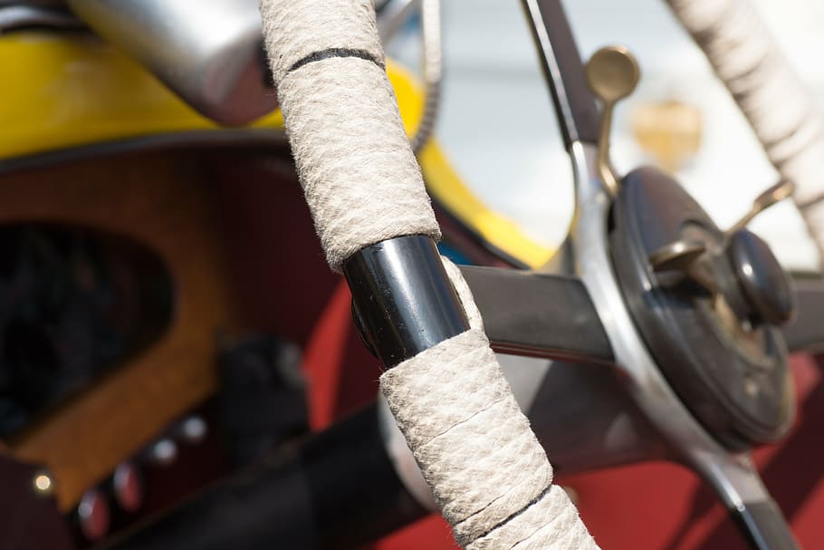 volante, auto, vecchi tempi, classico, bianca, avvicinamento, nessuno, attrezzatura, mezzi di trasporto, messa a fuoco selettiva, modo di trasporto, giorno, metallo, corda, concentrarsi sulle conoscenze acquisite, all'aperto, industria, legno - materiale, veicolo terrestre, giallo, vecchio, rosso, tubo flessibile, bicicletta, ruota, 5K
