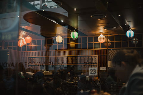 veranda ısıtıcı, yansıtan, cam pencere, insanlar, içeride, yiyecek tezgahı, restoran, yansıma, Fener, ayna, sokak, akşam yemegi, gece hayatı, Asya, aydınlatılmış, aydınlatma ekipmanı, bir grup insan, içeriye, asılı, tesadüfi insanlar, gerçek insanlar, iş, mimari, ışık, gece, elektrik ışığı, cam malzemesi, Market, şeffaf, erkekler, grup, Kent, pencere, tavan, 5K, CC0, kamu malı, telif ücretsiz