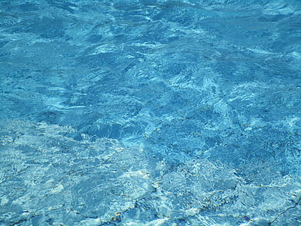 Poolwasser, Schwimmbad, Wasser, Blau, Hintergründe, Vollbild, keine Leute, Ufergegend, Natur, Tag, High Angle View, Schönheit in der Natur, Muster, transparent, gewellt, texturiert, draußen, türkisfarben, Ruhe, abstrakt, sauber, Reinheit, flach, 5K, CC0, gemeinfrei, lizenzfrei