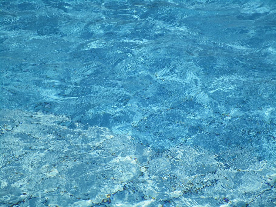 Poolwasser, Schwimmbad, Wasser, Blau, Hintergründe, Vollbild, keine Leute, Ufergegend, Natur, Tag, High Angle View, Schönheit in der Natur, Muster, transparent, gewellt, texturiert, draußen, türkisfarben, Ruhe, abstrakt, sauber, Reinheit, flach, 5K