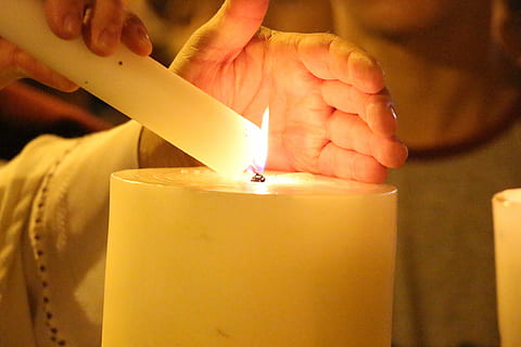 Licht, Kerze, Flamme, Verbrennung, Gelb, Religion, Frieden, Spiritualität, menschliche Hand, menschliches Körperteil, Hitze - Temperatur, Hand, Feuer, eine Person, echte Menschen, Feuer - natürliches Phänomen, drinnen, halten, Lebensstile, beleuchtet, Nahansicht, Mittelteil, glühend, nicht erkennbare Person, Finger, 5K