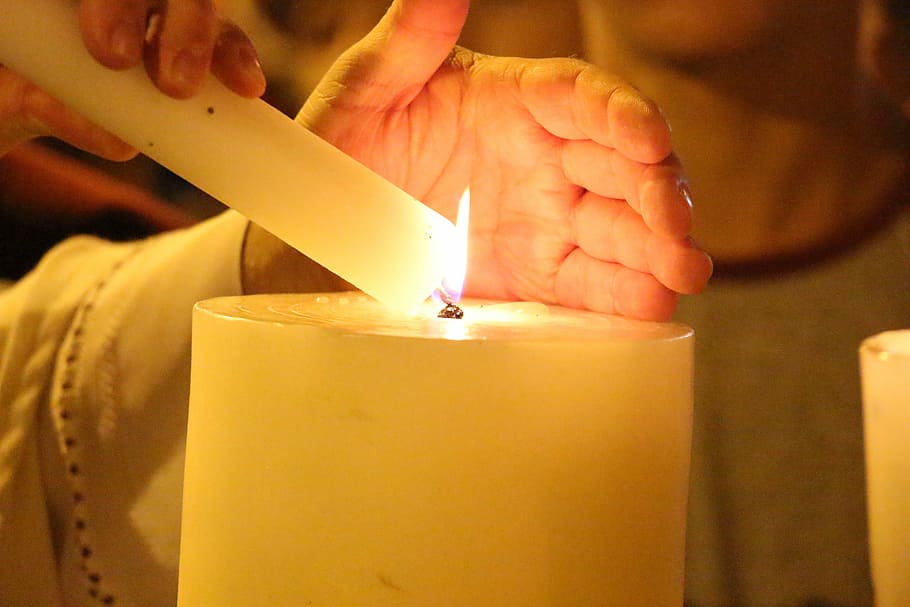 Licht, Kerze, Flamme, Verbrennung, Gelb, Religion, Frieden, Spiritualität, menschliche Hand, menschliches Körperteil, Hitze - Temperatur, Hand, Feuer, eine Person, echte Menschen, Feuer - natürliches Phänomen, drinnen, halten, Lebensstile, beleuchtet, Nahansicht, Mittelteil, glühend, nicht erkennbare Person, Finger, 5K