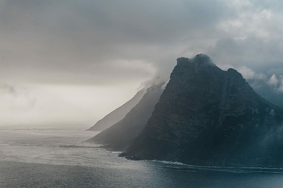 antenne, fotografering, rock bjerg øen, havvand udsigt, dagtimerne, Foto, bjerge, ved siden af, berolige, legeme, vand, bjerg, hav, storm, Sky, tåge, tåget, landskab, solnedgang, hout bay, Capetown, sky - himmel, skønhed i naturen, natur, himmel, jord, scenics - natur, miljø, ingen mennesker, udendørs, klint, strand, bevægelse, ildevarslende, 4K