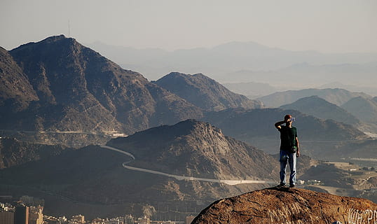 home, de peu, penya-segat, ciutat, durant el dia, muntanyes, vista llunyana, paisatge, vista, muntanya, naturalesa, cel, fotografiar, temes de fotografia, Serra, càmera - equip fotogràfic, activitat d'oci, una persona, escenics - natura, activitat, aventura, senderisme, longitud completa, bellesa a la natura, rock - object, rock, sòlid, adult, homes, viatjar, cim de muntanya, mirant la vista, a l'aire lliure, mà, 2K, CC0, domini públic, lliure de regalies