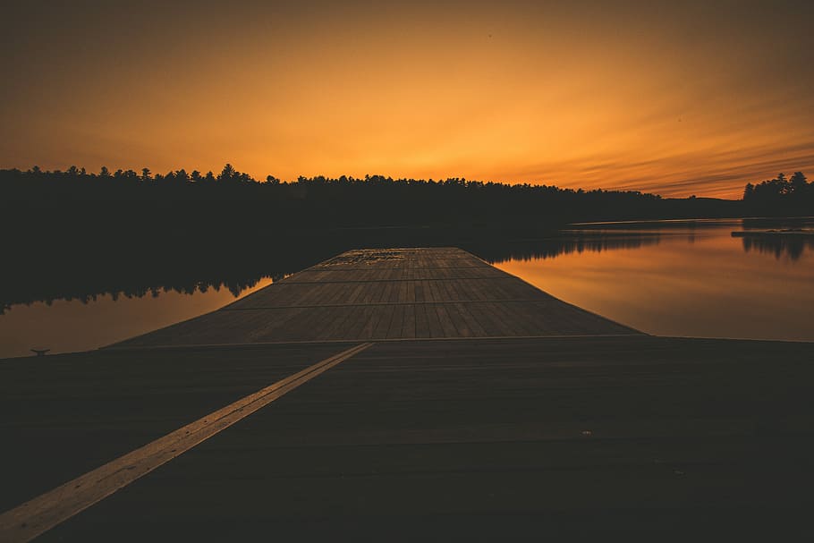 dock durante il tramonto, Marrone, di legno, bacino, notte, tramonto, molo, lago, crepuscolo, cielo, acqua, scenics - natura, scena tranquilla, bellezza nella natura, la tranquillità, natura, riflessione, nessuno, direzione, legno - materiale, silhouette, pianta, la strada davanti, albero, colore arancione, scena non urbana, all'aperto, 5K