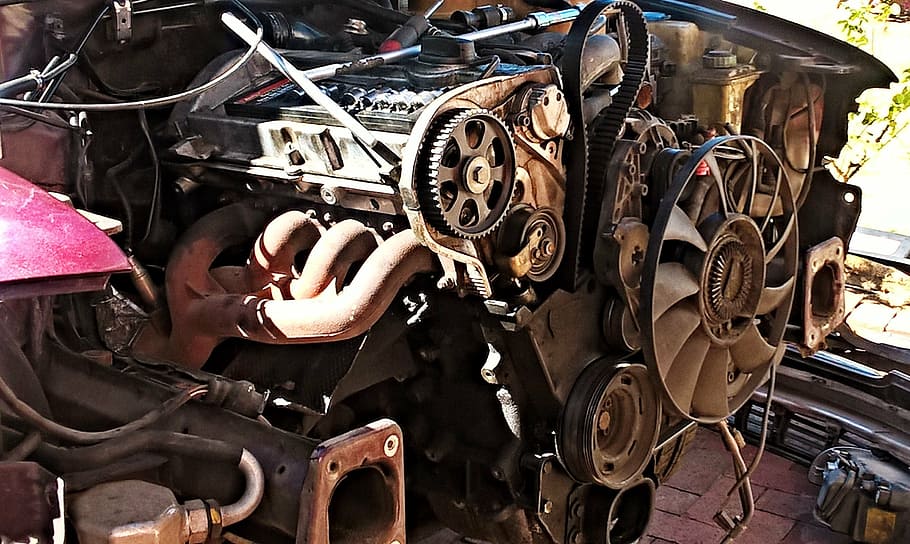 negre, gris, motor del cotxe, automàtic, motor, més fresc, taller, recanvis, mecànica, cargol, ampliar, frontal, trencat, substituir, instal·lació, expansió, transport, manera de transport, metall, cap gent, gran grup d'objectes, dia, abandonat, vehicle terrestre, elecció, compres, abundància, variació, a l'aire lliure, negoci petit, obsoleta, part de la màquina, vell, roda, bicicleta, garatge, 2K