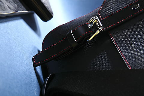 pacchetto, luce, blu, composizione, linea rossa, pelle, tendenza, Borsa, natura morta, nessuno, in casa, avvicinamento, colore nero, mezzi di trasporto, modo di trasporto, moda, posto a sedere, tessile, interno del veicolo, veicolo terrestre, cerniera, sedile del veicolo, connessione, messa a fuoco selettiva, cintura, tecnologia, accessorio personale, 4K, CC0, dominio pubblico, privo di copyright