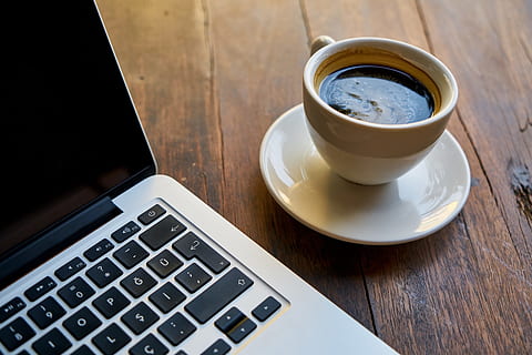 ruda, keramikos, arbatėlė, lėkštė, šalia, „MacBook“, pro, kava, kompiuteris, darbas, dirbti, klaviatūra, fonas, Iš arti, technologijos, nešiojamas kompiuteris, modernus, fotografija, kavinė, lentelė, kapučino, Labas rytas, puodelis, espresso, kavos puodelis, maisto nuotrauka, gerti, mityba, Rašyti, Žinoma, pasižymėti, restoranas, nuotrauka, kofeinas, gėrimas, ryte, maisto, latte, pabusti, pusryčiai, belaidžio ryšio technologija, kavos gėrimas, gaivinimas, Maistas ir gėrimai, komunikacijos, mediena - medžiaga, ryšį, nėra žmonių, patalpose, indai, medienos grūdai, 5K, CC0, Viešasis domenas, nemokamai