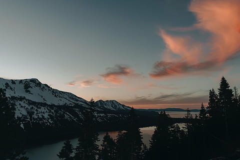 panoràmica, foto, muntanya glacera, llac, a través de, arbres, muntanya, muntanya alta, núvol, cel, cim, cresta, paisatge, naturalesa, vall, planta, aigua, posta de sol, escenics, a l'aire lliure, bosc, bellesa a la natura, escenics - natura, escena tranquil·la, tranquil·litat, arbre, núvol - cel, cap gent, escena no urbana, idíl·lic, reflexió, Serra, muntanya nevada, 5K, CC0, domini públic, lliure de regalies