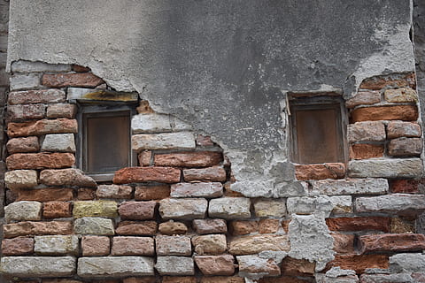 finestra, vell, finestra antiga, resistent, hauswand, trencar, maçoneria, paret, arquitectura, estructura construïda, funció de construcció de parets, exterior de l'edifici, paret de pedra, cap gent, porta, entrada, dia, edifici, casa, sòlid, escala, a l'aire lliure, maó, material de pedra, 5K, CC0, domini públic, lliure de regalies