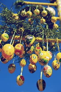 Ostern, Ei, Osterei, Baum, Frühling, abhängen, Gelb, Kranz, bunt, hängend, Fokus auf den Vordergrund, Nahansicht, Tag, keine Leute, draußen, Wachstum, Natur, Dekoration, Lebensmittel, Feier, Flachwinkelansicht, Essen und Trinken, Pflanze, Urlaub, gesundes Essen, Obst, 4K, CC0, gemeinfrei, lizenzfrei