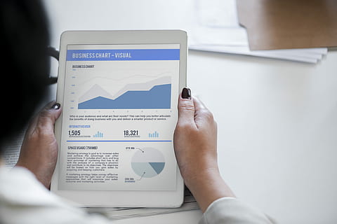 henkilö, tilalla, tabletti tietokone, langaton tekniikka, tekniikka, viestintä, yhteys, Internet, liiketoiminta, ihmisen käsi, digitaalinen tabletti, kosketusnäyttö, kuvaruutu, käsi, siirrettävyys, tietokoneverkko, tietokoneella, Bisneshenkilö, data, aikuinen, yksi henkilö, tietokone, kaavio, e-lukija, 4K, CC0, public domain, rojaltivapaa