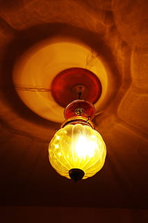 verlichting, licht, contrast, verlicht, verlichtingsapparatuur, gloeiend, elektriciteit, binnenshuis, opknoping, lage hoekweergave, geen mensen, plafond, gloeilamp, licht - natuurverschijnsel, Oranje kleur, enkel object, elektrische lamp, elektrisch licht, gloeidraad, detailopname, donker, hanglamp, helderheid, 4K, CC0, publiek domein, royaltyvrij