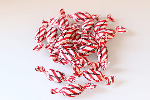 slik, tablet, mynte, stribet, godt, mint chokolade, studio skud, rød, indendørs, tæt på, ingen mennesker, mad og drikke, hvid baggrund, stilleben, sødt mad, mad, friskhed, stor gruppe af objekter, kreativitet, overflod, skåret ud, sød, overbærenhed, bunke, hvid farve, fristelse, 2K, CC0, offentligt domæne, royaltyfrie