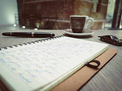 schwarz, Stift, Weiß, Spiralbuch, hölzern, Schreibtisch, Notizbuch, Anmerkungen, Tagebuch, Kaffee, Tabelle, schreiben, Geschäft, USB, Auto, Bokeh, Papier-, drinnen, Kommunikation, Stillleben, selektiver Fokus, Nahansicht, Text, Tasse, Becher, keine Leute, Kaffeetasse, Möbel, Getränk, kabellose Technologie, Holz - Material, Essen und Trinken, Büro, 4K, CC0, gemeinfrei, lizenzfrei