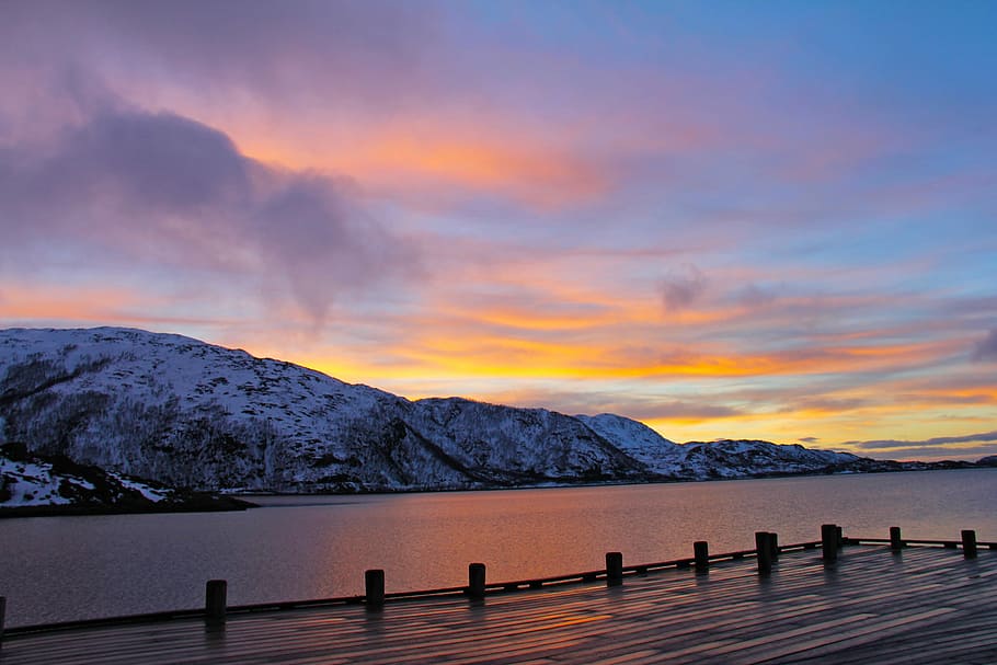 posta de sol, taronja, vermell, blau, sempre canviant, vermell, blau, reflexió, increïble, bonic, mar, fiord, neu, muntanya, hivern, viatjar, lauklines kystferie, kvaloya, qualitatodysletta, noruega, tromso, escandinavia, europa, Serra, núvol - cel, cel, aigua, bellesa a la natura, escena tranquil·la, naturalesa, tranquil·litat, llac, escenics - natura, idíl·lic, barana, vespre, cel dramàtic, medi ambient, cap gent, a l'aire lliure, 2K