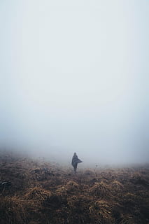 kvinde, stående, midten, Mark, tåge, baggrund, bjerg, highland, græs, udendørs, vandretur, trek, rejse, alene, mennesker, natur, en person, skønhed i naturen, himmel, fritidsaktivitet, ro, rigtige mennesker, miljø, dag, kopiere plads, livsstil, ikke-urbane scene, rolig scene, scenics - natur, jord, fuld længde, uigenkendelig person, landskab, 5K, CC0, offentligt domæne, royaltyfrie
