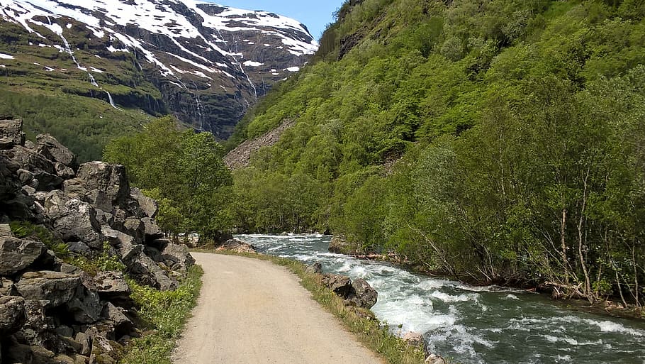 sti, cykelsti, flod, landskab, natur, natursti, kommerciel måde, norge, bjerg, scenics, bjergkæde, dag, udendørs, plante, skønhed i naturen, scenics - natur, træ, vand, retning, vækst, grøn farve, ro, ikke-urbane scene, rolig scene, ingen mennesker, vejen frem, klippe, idyllisk, flydende vand, strøm - rindende vand, flyder, formation, snedækket bjerg, 2K