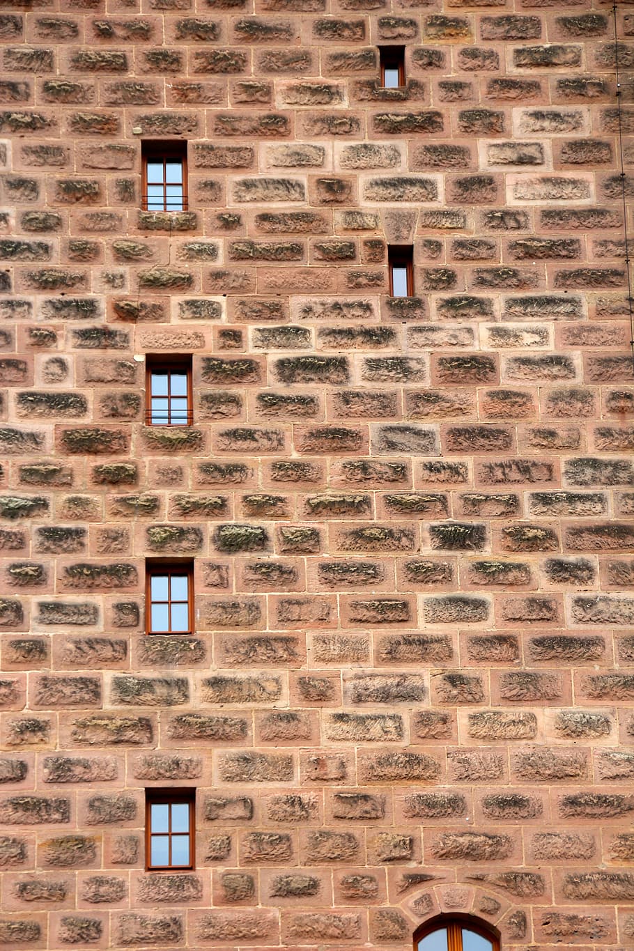 væg, vindue, bymuren, facade, lukker, Stenmur, bygget struktur, bygning udvendig, arkitektur, fuld ramme, mønster, mursten, murbygningsfunktion, ingen mennesker, baggrunde, dag, bygning, murstens væg, udendørs, gentagelse, boligområde, tekstureret, lav vinkel visning, design, 5K