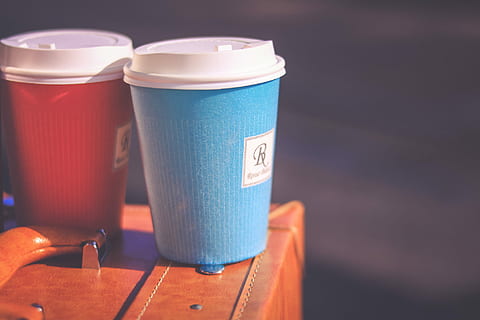 dois, copos de café azul-branco-e-vermelho, Castanho, pasta de couro, azul, branco, café vermelho, xícaras, couro, pasta, bebida, café - bebida, copo, pegue a comida, copo descartável, café, capuccino, expresso, xícara de café, descartável, ninguém, cafeína, calor - temperatura, comida e bebida, fechar-se, Comida, dia, caneca, refresco, o negócio, posso, bebida pode, recipiente, bebida quente, bebida não alcoólica, café com leite, bebendo, 1080P, CC0, domínio público, royalty free