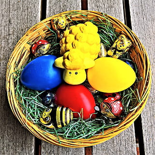 velikonoční, velikonoční hnízdo, košík, velikonoční vajíčka, barevný, Pesach, cukroví, skrýt, Vyhledávání, tradice, Zvyk, zastoupení zvířat, zastoupení, nikdo, dřevo - materiál, vejce, detail, žlutá, stálý život, vícebarevné, kontejner, stůl, jídlo, pták, proutěný, umění a řemesla, vysoký úhel pohledu, uvnitř, velikonoční vajíčko, 2K, CC0, veřejná doména, bez autorských práv