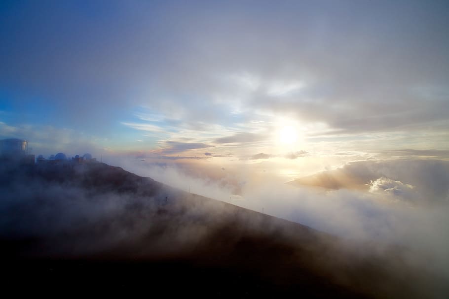 Foto, Meereswolken, Berge, Wolken, Himmel, Sonnenuntergang, Natur, Landschaft, wolke - himmel, Ruhe, Szenen - Natur, Schönheit in der Natur, ruhige Szene, Sonnenlicht, Sonnenstrahl, keine Leute, Wolkengebilde, Sonne, idyllisch, Dramatischer Himmel, Scheu, draußen, launischer Himmel, hell, Meteorologie, 5K