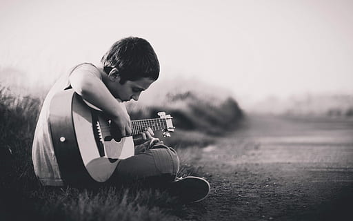 Junge, spielen, Gitarre, Straße, unterwegs, Musik-, Musiker, Musikinstrument, Gitarrist, Saiteninstrument, Kunst und Unterhaltung, Menschen, eine Person, Musikinstrumentensaite, Künstler, akustische Gitarre, draußen, Männer, klingen, ein Instrument zupfen, kaukasischer Abstammung, Feld, Gras, junger Erwachsener, nur für Erwachsene, Erwachsene, Kunst, Kultur und Unterhaltung, Sitzung, Jungs, Kind, Kindheit, Musikausrüstung, in voller Länge, Natur, Betrachtung, 2K, CC0, gemeinfrei, lizenzfrei
