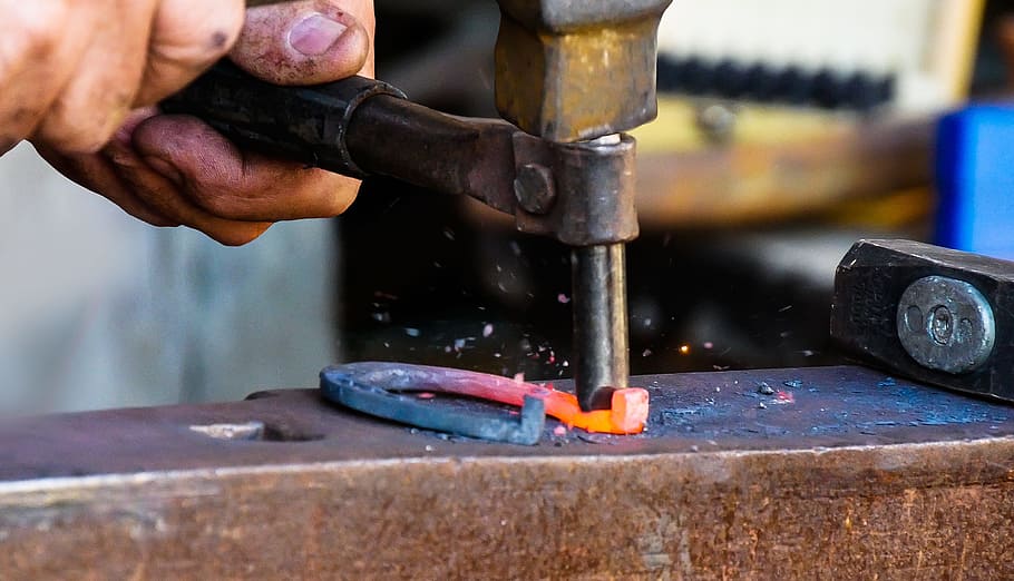 industri, værktøj, grovsmed, ambolt, hestesko, håndlavet, hånd, glød, slå, form, håndværk, Hammer, arbejder, beskæftigelse, arbejdsværktøj, menneskelig hånd, metalindustrien, dygtighed, bevægelse, en person, forretning, indendørs, voksen, herrer, Kunst og håndværk, værksted, menneskelig kropsdel, forberedelse, jern - metal, indsats, 2K